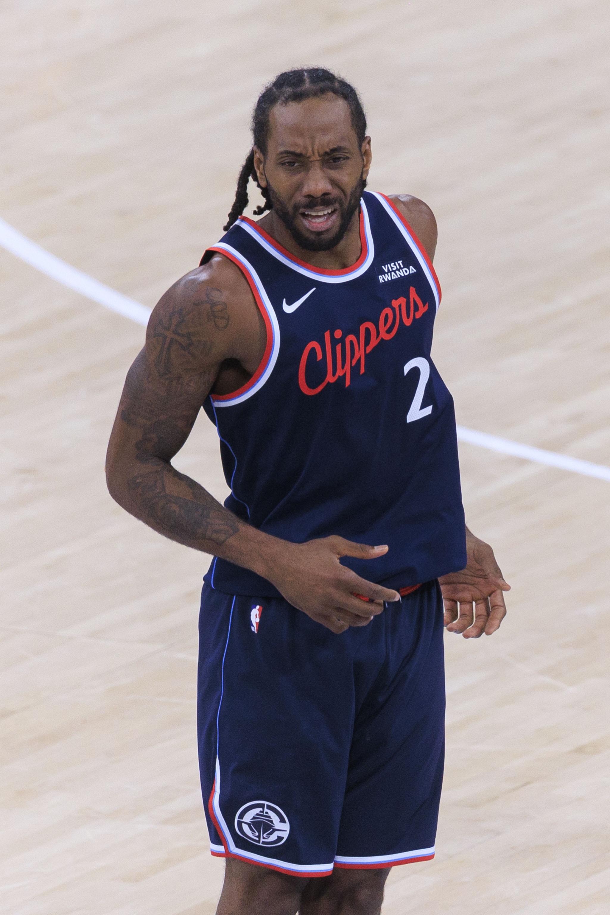 B体育-无解进攻！伦纳德背转身翻身跳投&amp;暴扣个人连续得分