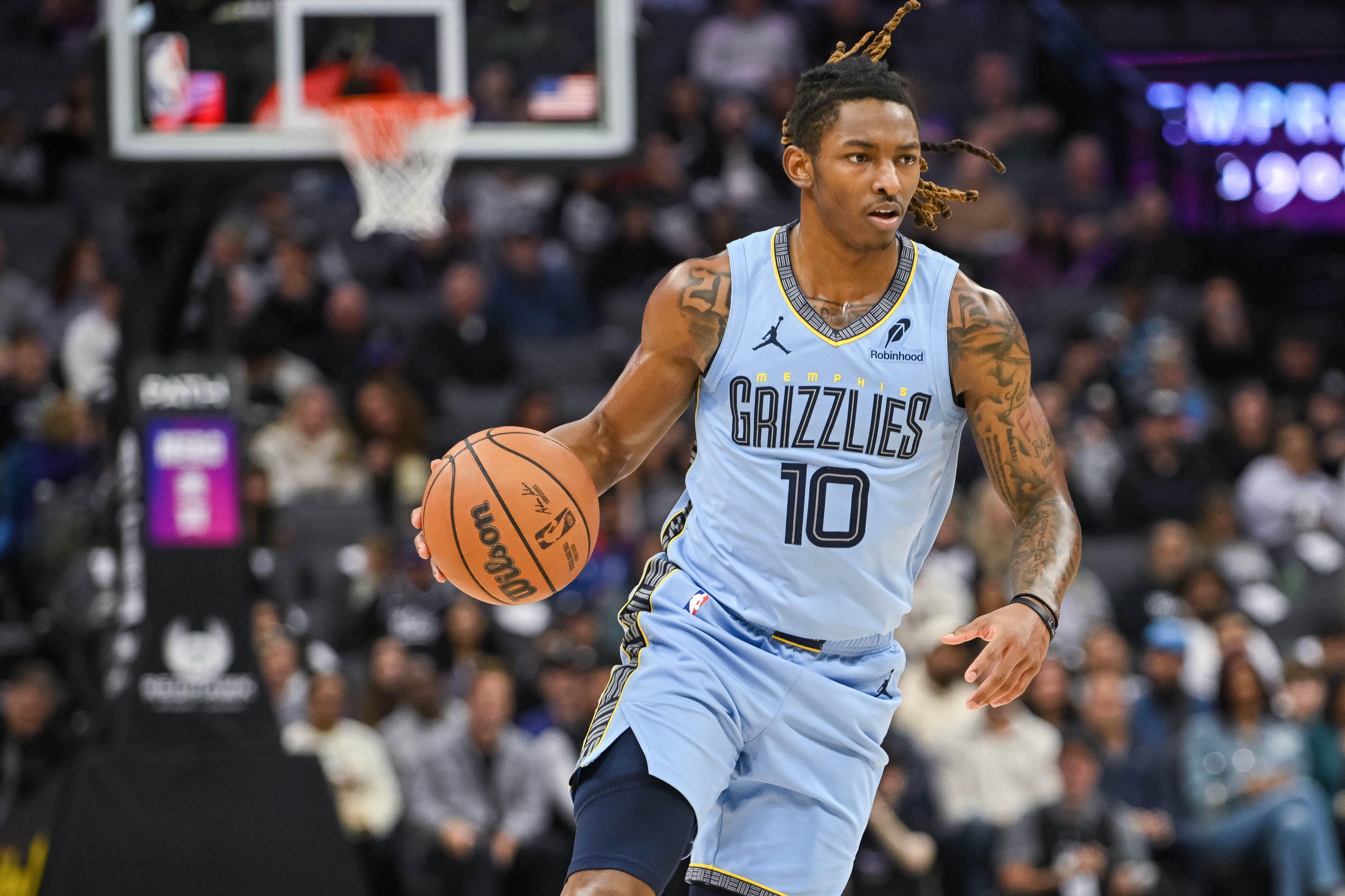 b体育app-【菜鸟】斯莫尔19分7板3助2断 克赖尔11分5板 辛森12分4三分杀勇